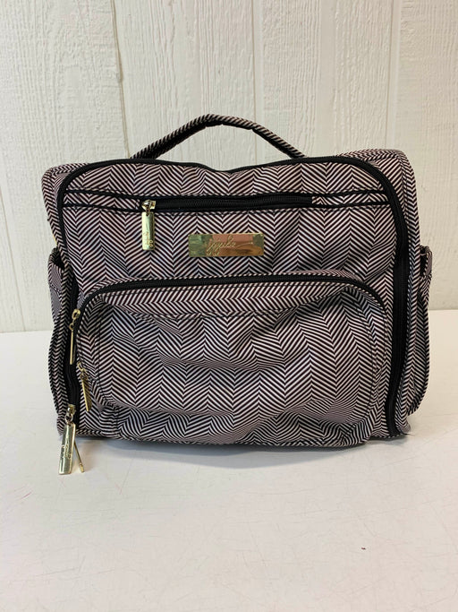 used Ju-Ju-Be BFF Diaper Bag, Queen of the Nile (does it have a changing pad?)